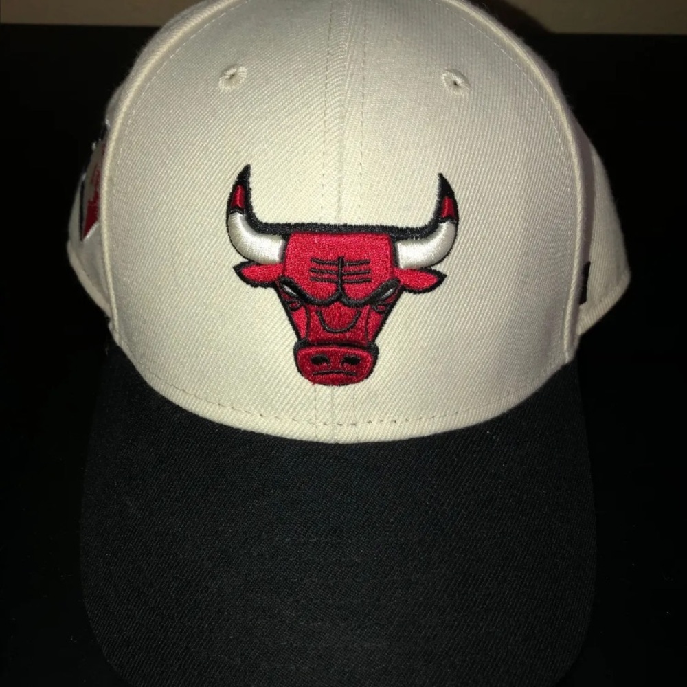 Chicago Bulls Logo White and Black Cap